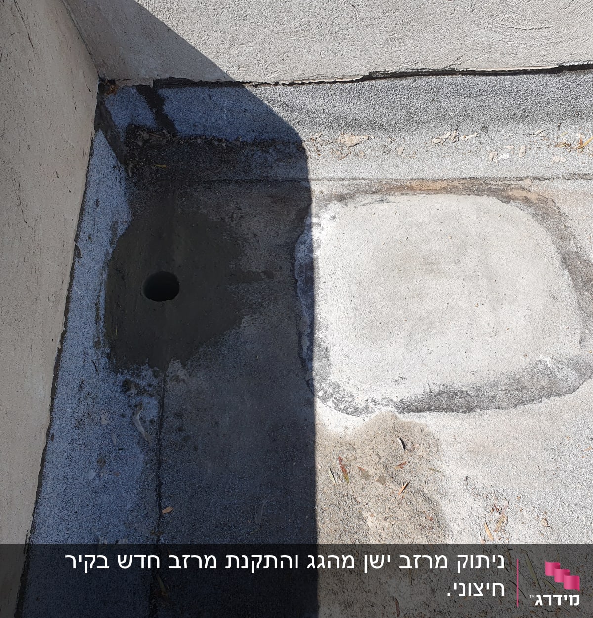 חור ניקוז על גג בטון עם צינור פלסטיק